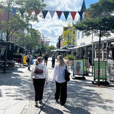 2 piger i gågaden herning