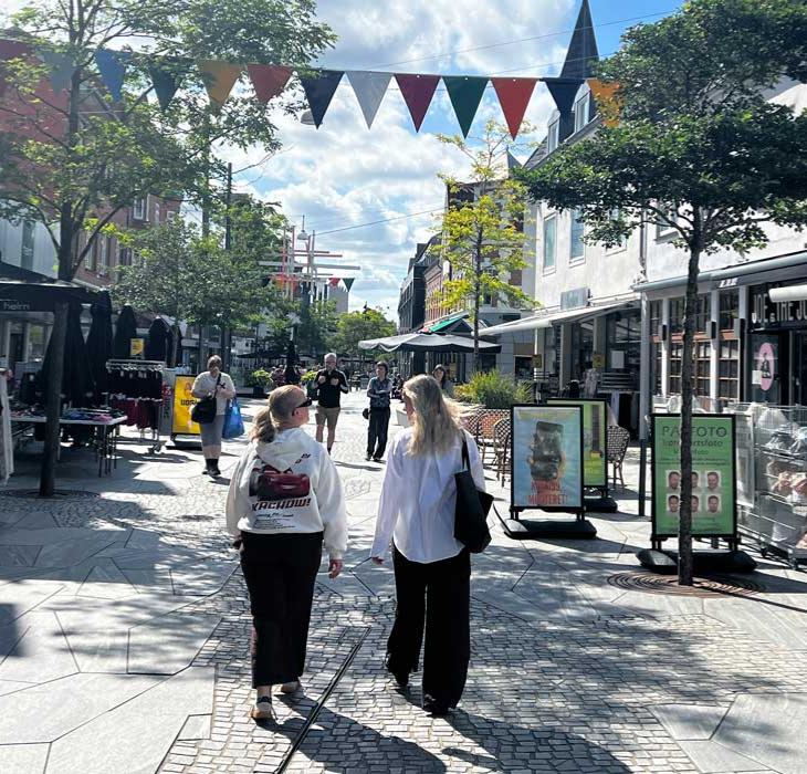 2 piger i gågaden herning